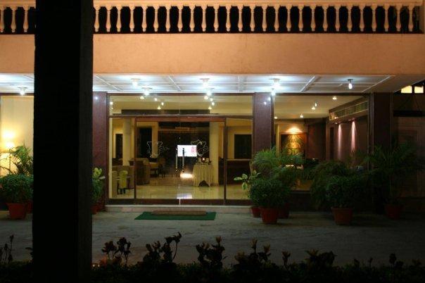 Hotel Clark Greens Delhi  Exterior photo